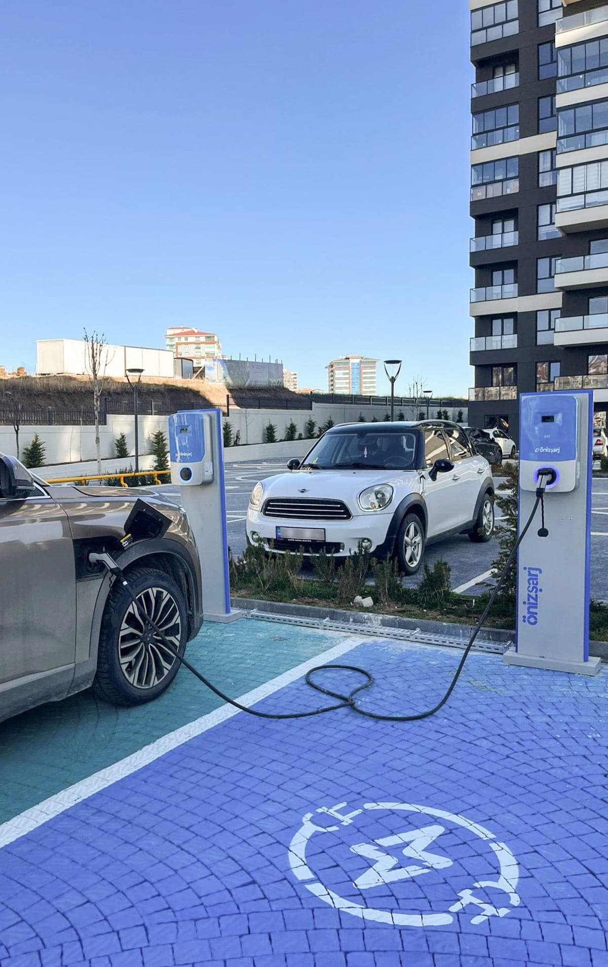 önizşarj charging station and electric car